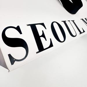 Bolsa <span class=keywords><strong>de</strong></span> Papel Blanca Resistente a la Humedad, Ecológica, con Logotipo Grabado Personalizado, Asa <span class=keywords><strong>de</strong></span> Cinta, Estilo <span class=keywords><strong>de</strong></span> Lujo para Compras <span class=keywords><strong>de</strong></span> Ropa - Product Image 4