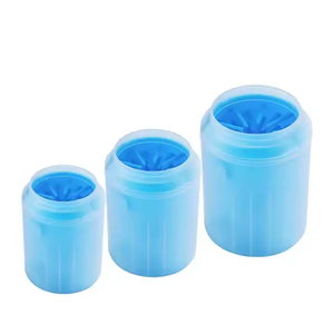 Venta al por mayor de fábrica: Cepillo de limpieza de silicona desmontable, portátil y ecológico para patas de perro, taza de limpieza de 500 ml, diseño moderno para baño. - Product Image 2