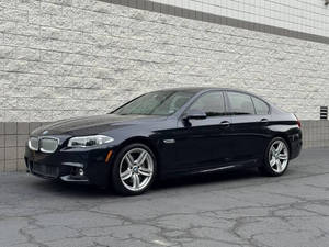 2016 Serie 5 550i XDrive FWD Motor 4L Volante a la Izquierda Interior de Cuero Sedán Faros LED Techo Solar Trasero Autos Usados - Product Image 3