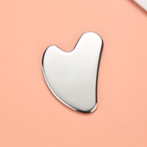 Commercio all'ingrosso in acciaio inossidabile <span class=keywords><strong>Gua</strong></span> Sha strumento di massaggio raschiatura facciale Logo personalizzato in metallo acciaio inossidabile a forma di cuore GuaSha Set - Product Image 5