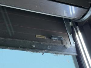 <span class=keywords><strong>Porte</strong></span> <span class=keywords><strong>de</strong></span> <span class=keywords><strong>garage</strong></span> double à enroulement personnalisée et spacieuse <span class=keywords><strong>avec</strong></span> verre dépoli, en alliage d'aluminium moderne, télécommande, <span class=keywords><strong>prix</strong></span> compétitif - Product Image 4