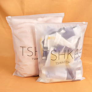 Sacs d'expédition givrés personnalisables 25x30cm avec votre logo, en plastique recyclé, pour vêtements, avec fermeture éclair, sacs d'emballage polyéthylène à fermeture éclair - Product Image 3