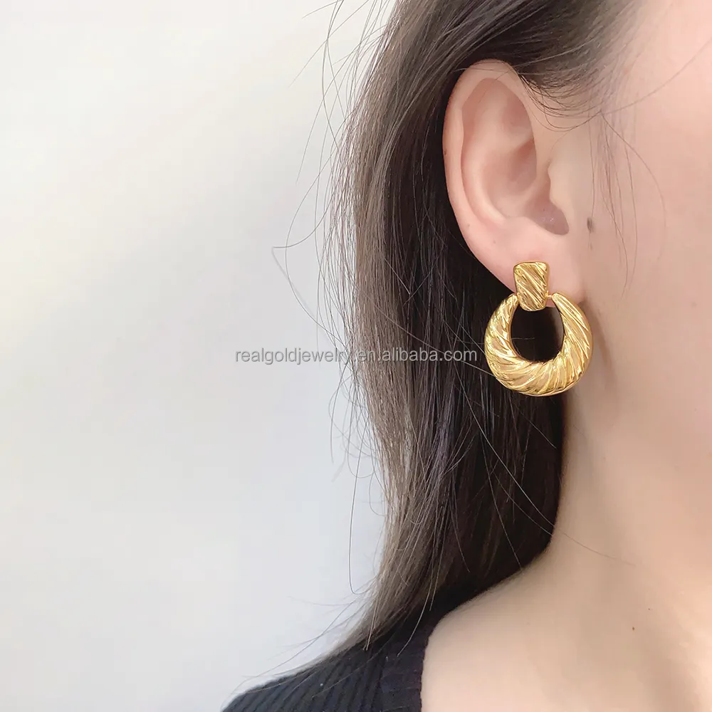 Große Größe Messing-Hoop-Ohrringe einfarbiges einfaches Design goldene Farbe plattiert Messing-Ohrring Schlussverkauf Messing-Schmuck für Damen Großhandel
