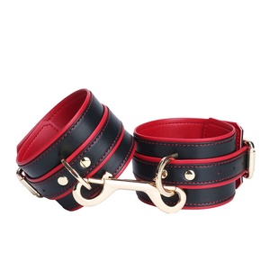 Tobilleras de Cuero Rojas y Negras Ajustables con Hebillas Metálicas, Restricciones para Tobillos y Pies, Esposas de Bondage BDSM para Parejas - Product Image 2