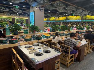 Convoyeur à bande pour fondue et sushis de haute qualité avec convoyeur à chaîne polyvalent et chaînes de convoyeur pour salle à manger - Product Image 5
