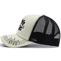 Casquette Trucker Bicolore Beige et Bleu Brodé Love Holic 5 Panneaux Bord Courbé Pour l'Été Usine BSCI Vente en Gros