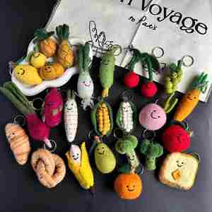 Llaveros de Fieltro de Lana de Alta Calidad con Diseño de Frutas y Verduras, Mini Llaveros 3D de Fresa, Aguacate, Calabaza y Uva - Product Image 1