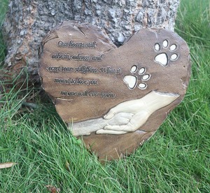 Pierre commémorative pour animaux de compagnie en forme de cœur avec empreinte de patte et <span class=keywords><strong>poème</strong></span>, plaque de <span class=keywords><strong>jardin</strong></span> pour la perte et la mémoire, décoration en résine gravée pour la tombe d'un animal de compagnie - Product Image 5