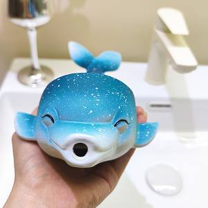 Jabonera de Cerámica con Diseño de Delfín Estrellado y Drenaje - Decoración de Baño con Temática Oceánica Cósmica y Porta Jabón - Product Image 4