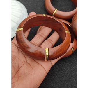 Brazaletes de madera maciza fuertes de alta calidad con bordes lisos elaborados finos disponibles en estilo liso e impreso para uso diario de niñas - Product Image 2