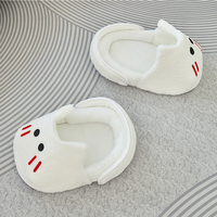Lit pour animaux de compagnie en peluche en forme de pantoufle confortable et doux, tendance et mignon, vente chaude d'hiver moderne, accessoire pour chat pour un sommeil profond