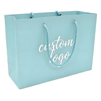 Sacs cadeaux haut de gamme durables, recyclables, réutilisables, imprimés avec du papier doré/argenté gaufré, logo personnalisé, avec poignées en corde de coton/ ruban