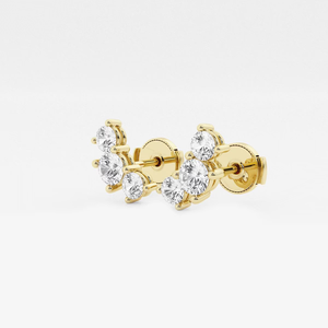 Élégantes boucles d'oreilles à trois pierres en diamant de laboratoire rond de 1 carat avec un éclat brillant, bijoux de luxe éthiques pour femmes - Product Image 6