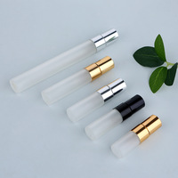 Vente en gros de flacons de parfum en verre givré de qualité supérieure de 2 ml, 3 ml, 5 ml, 10 ml, avec bouchon à vis, flacon d'échantillon de parfum avec boîte