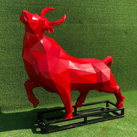 Escultura de Toro de Resina y Fibra de Vidrio Realista para Parques al Aire Libre, Diseño Personalizado, Esquema de Color Rojo y Dorado, que Representa una Presencia Imponente para la Arte