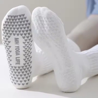 Vente en gros de chaussettes de Pilates antidérapantes au design personnalisé Chaussettes rayées à volants pour femmes Pilates Yoga Grip Chaussettes de danse athlétique pour femmes