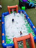 Terrain de football gonflable à bulles de savon pour la vente, avec toboggan aquatique