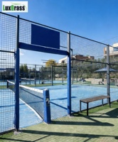 Le nouveau design de LUX est un succès commercial et populaire, avec un terrain de PADEL panoramique gris, personnalisé, élégant et léger