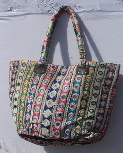 Sac à bandoulière ethnique indien en toile légère de qualité supérieure, brodé à la main de fleurs Jaipuri Banjara, avec fermeture éclair, grande capacité pour - Product Image 1