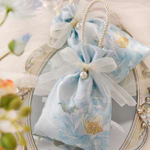 Bolsa portátil de gama alta para dulces de boda con diseño floral Decoraciones elegantes para bodas - Product Image 5