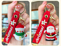 Vente en gros de porte-clés sapin de Noël en plastique exquis petit dessin animé mousqueton breloque sac porte-clés en peluche petits cadeaux de Noël