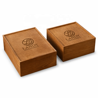 Zeitlose Handgefertigte Hochzeits-Geschenkbox aus Holz mit Individueller Markengestaltung und Walnuss-Finish als Erinnerungsbox für Jubiläumsfeiern