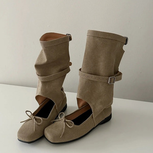 Bottes hautes pour femme en toile beige style ballerine avec boucles et nœud, bout carré, talon bas et découpe décorative - Product Image 2
