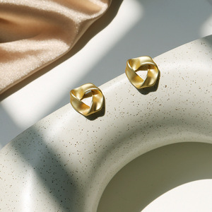 Nuevas mujeres coreanas niñas moda mate oro Metal pendientes joyería lindo pequeño triángulo geométrico Stud pendientes para niñas fiesta - Product Image 4