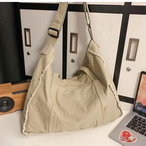 Sac bandoulière personnalisé en toile vintage à la mode avec logo sur mesure, grande capacité, effet effiloché, pour l'école et les loisirs - Product Image 3