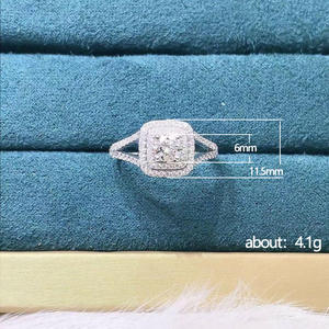 Anello di Fidanzamento F1294 in Oro Bianco con Diamante Naturale Taglio Principessa Colore D e Montatura Halo per Donna - Product Image 5