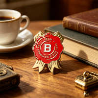 Épinglette personnalisée en émail dur avec ruban rouge, logo plaqué or, badge métallique avec emballage carte, broche promotionnelle souvenir de marque