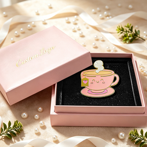 Pin de Esmalte Suave de Alta Calidad con Diseño Personalizado de Té de Burbujas, Café y Bebidas del Desierto, con Caja de Regalo - Product Image 1