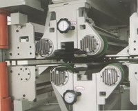 HY-INTECH 5613R 70kW Ponceuse à bois à bande large robuste pour le ponçage supérieur et inférieur des panneaux de meubles en contreplaqué