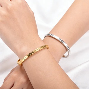 Bracelet manchette carré multi-cubes en acier inoxydable pour femme, ouvrable, tendance, bijou de main en métal, accessoires de mode - Product Image 5