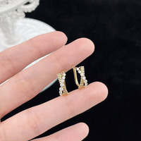 Boucles d'oreilles fines en or jaune 18 carats avec diamants de laboratoire et cristaux torsadés, à clipser, style Huggie