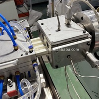 Machine de fabrication de panneaux muraux intérieurs en PVC WPC à grande vitesse pour la fabrication de panneaux cannelés en PVC WPC à prix d'usine