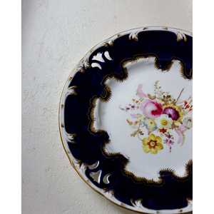 Service de vaisselle en céramique peinte à la main Gabriella P. Motifs de fleurs modernes personnalisables Hôtels Assiettes à dîner Assiettes à salade Assiettes assorties - Product Image 4