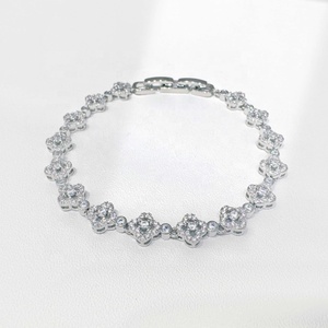 สร้อยข้อมือเงินแท้ 925 ลายใบโคลเวอร์ สำหรับผู้หญิง แฟชั่นสไตล์ตะวันตก เรียบหรู ชุบทอง 14k 18k - Product Image 4