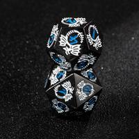 Ensemble de dés de jeu de rôle en métal massif avec motif de dragon gravé, 7 pièces, dés polyédriques pour jeux de table, dés RPG en métal avec numéros bleus