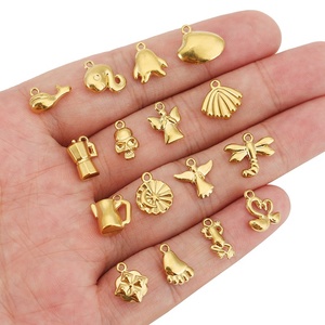 Mini Charms de Pingüino con Patas de Ángel |   Colgante de Acero Inoxidable Chapado en Oro PVD de 18K para Fabricación de Joyería, Pulseras y Collares - Product Image 4