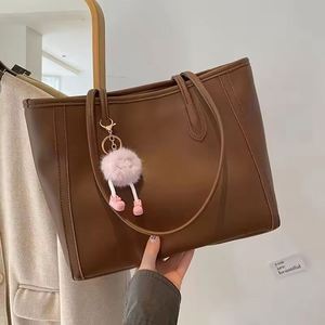 Private Label European Large Capacity <b>Big</b> Size Ladies Women's Brown Square PU Leather <b>Handbag</b> Chain Wide Strap Shoulder Bag - Product Image 5