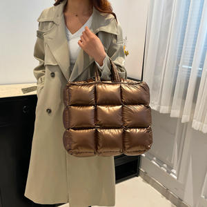 Bolso tote metálico acolchado, bolso de mano tipo nube, bolso de hombro de gran capacidad para mujer, uso diario - Product Image 4