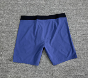 Shorts de sport pour homme à séchage rapide, gris uni, taille élastique, mi-longueur, en nylon et élasthanne tricoté, shorts de boxe, boardshorts - Product Image 2
