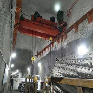 Pont roulant industriel robuste pour la manutention de matériaux dans les tunnels miniers, faible hauteur libre - Product Image 1