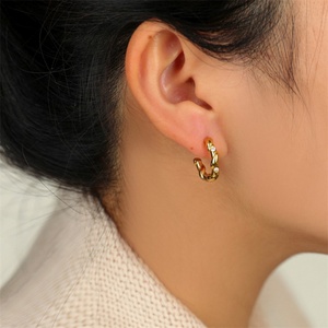 Pendientes Populares de Oro de 18k con Circonita Cúbica en Forma de C, Joyería - Product Image 3