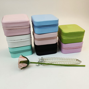 Portagioie Quadrato alla Moda, Portatile da Viaggio, Piccolo Contenitore per Ciondoli, Collane, Orecchini e Anelli, in Pelle con Chiusura a Cerniera - Product Image 4