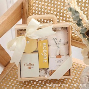 กล่องของขวัญไม้ งานแต่งงาน เพื่อนเจ้าสาว ของขวัญส่วนตัว สีไม้ธรรมชาติ บรรจุภัณฑ์สวยงาม - Product Image 1