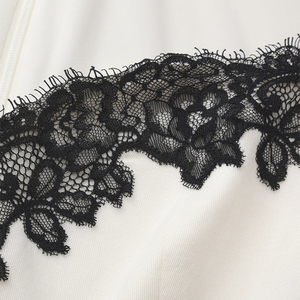 Abito <span class=keywords><strong>lungo</strong></span> bianco e <span class=keywords><strong>nero</strong></span> <span class=keywords><strong>con</strong></span> pizzo a contrasto, maniche lunghe e <span class=keywords><strong>spacco</strong></span> <span class=keywords><strong>laterale</strong></span> - Product Image 3