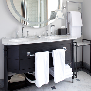 โต๊ะเครื่องแป้งในห้องน้ำทำจากไม้เนื้อแข็งหรูหราแขวนผนังกระจกครึ่งดวงจันทร์และอ่างล้างหน้าสำหรับโรงแรมหรืออพาร์ตเมนต์ห้องน้ำ - Product Image 2