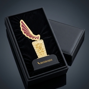 Trofeo Metálico Personalizado, Chapado en Oro, con Forma de Ala y Esmalte Rojo, Grabable, para Premios Empresariales y Recuerdos de Excelencia Corporativa - Product Image 4